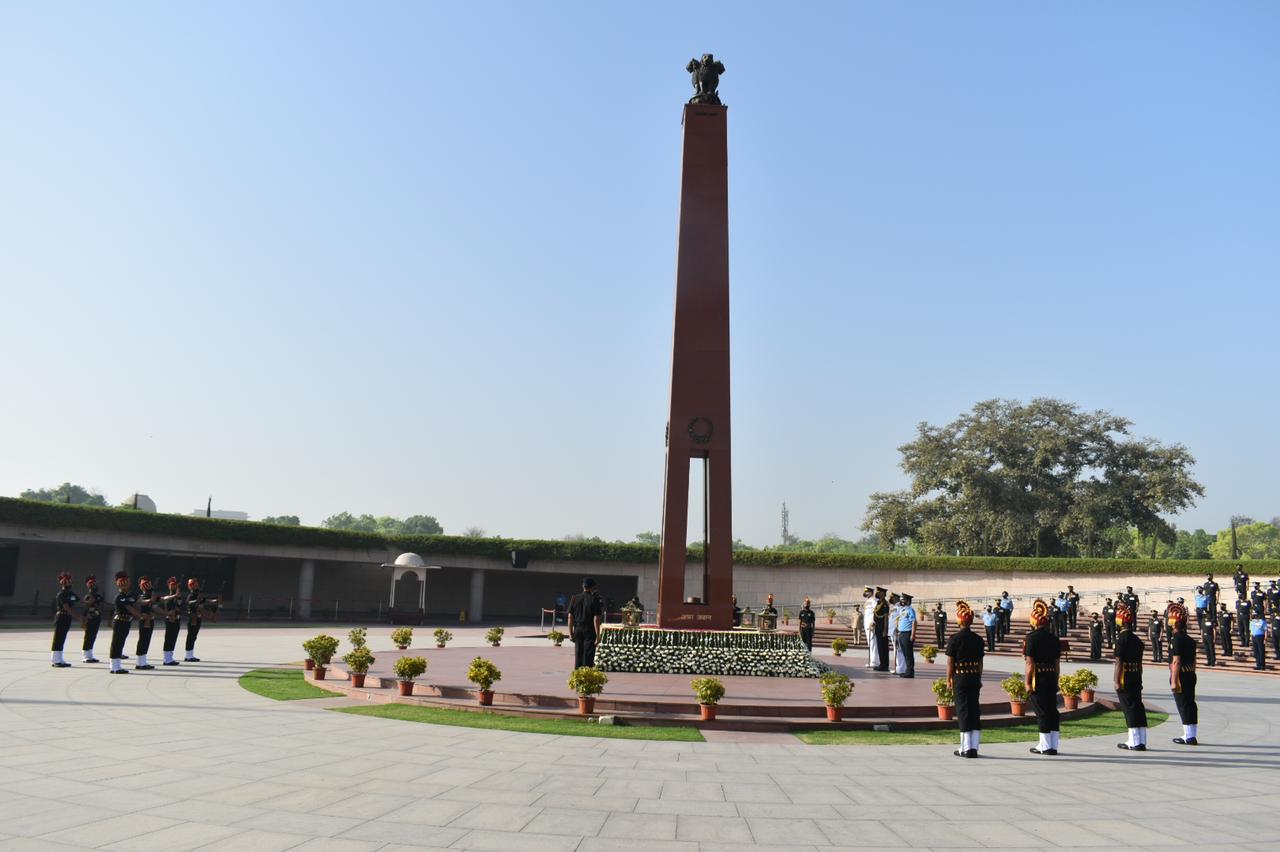 Surg Vice Admiral Rajat Datta and three Service DGsMS paid homage to Bravehearts 03 Apr 2022