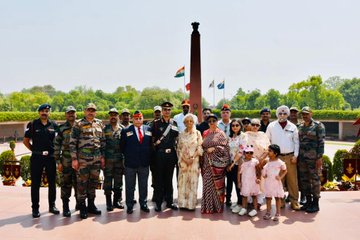 Col Arvind Chauhan 177 Med Reg paid homage to Bravehearts of Indian Armed Forces at NWM on 25 Apr 23