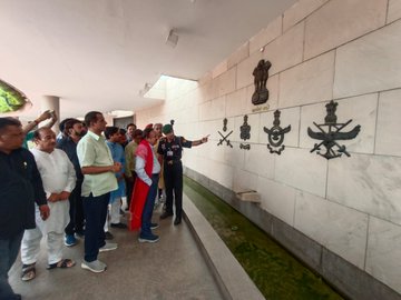 Mr Harshvardhan, former HM, paid homage to Bravehearts and taken on guided tour of NWM on 01 Jul 23