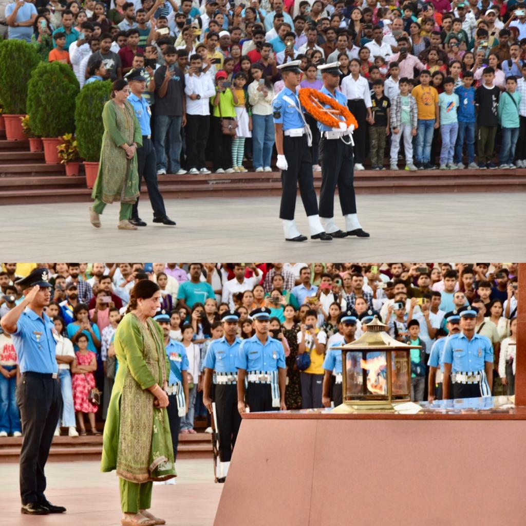 Dr Kiran Wadhawan D/o Sqn Ldr JD Kumar paid homage to Bravehearts at NWM on 02 Oct 23