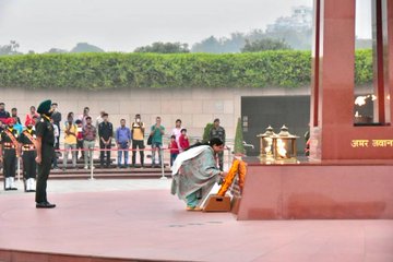 In a solemn Next-of-Kin ceremony Mrs Rita, w/o Hav Sat Pal, paid homage at NWM on 16 Nov 23