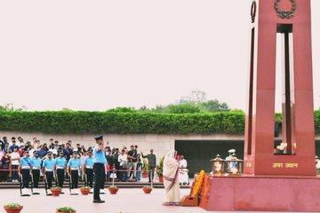 Mrs Maya Yadav w/o Gnr Shyam Yadav, 57 FD REGT paid homage to Bravehearts at NWM on 27 Apr 24