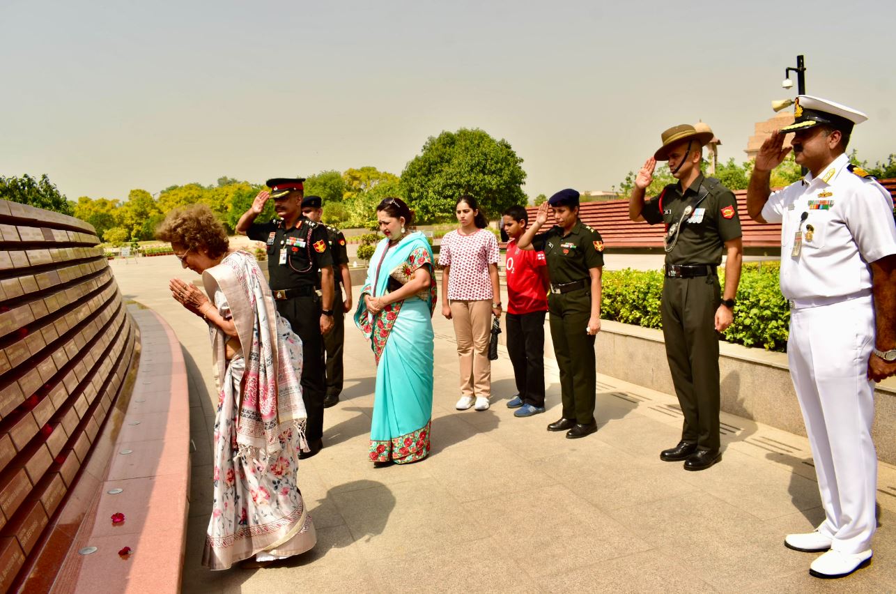 Mrs Melanie paid homage to her fallen soldier, Maj Gen EW Fernandez at NWM on 19 Jun 24