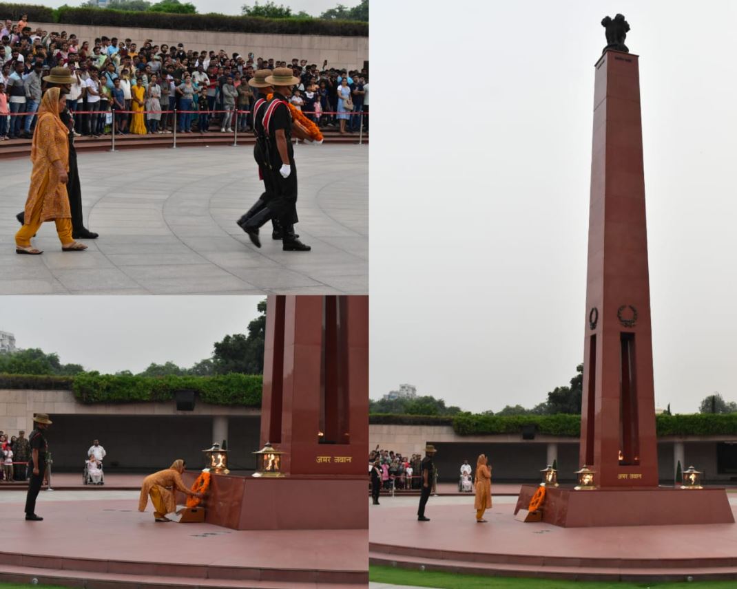 In NOK Ceremony Mrs Biaso Devi W/o Late Hav Tara Chand, Sena Medal, paid homage at NWM on 21 Jul 24