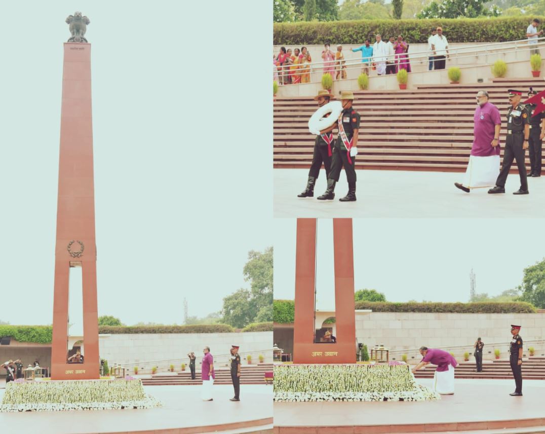 Kargil Vijay Diwas Sh R Chandrasekhar, former Union Minister of EISD paid homage at NWM on 26 Jul 24