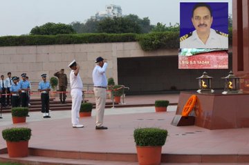 In a solemn NOK ceremony Cdr CH Yadav (Retd) paid homage to SS Yadav, LSIG, at NWM on 01 Oct 25