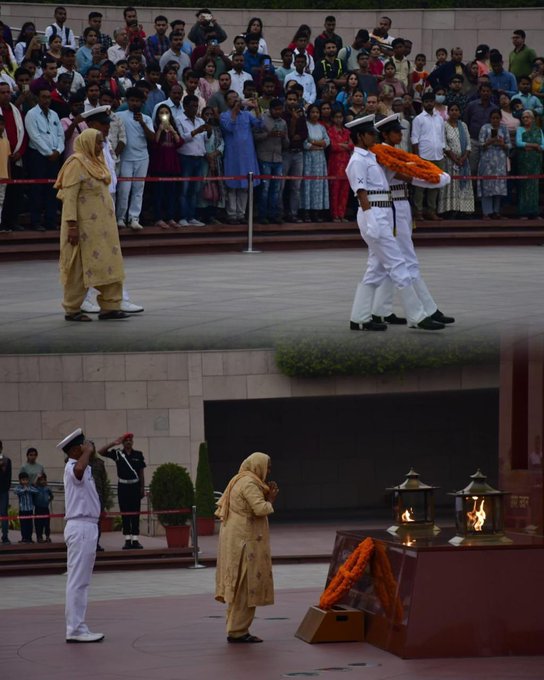 In solemn NOK Ceremony Mrs Sundesh w/o Sep Naresh Salaria, 14 DOGRA, paid homage at NWM on 16 Nov 24