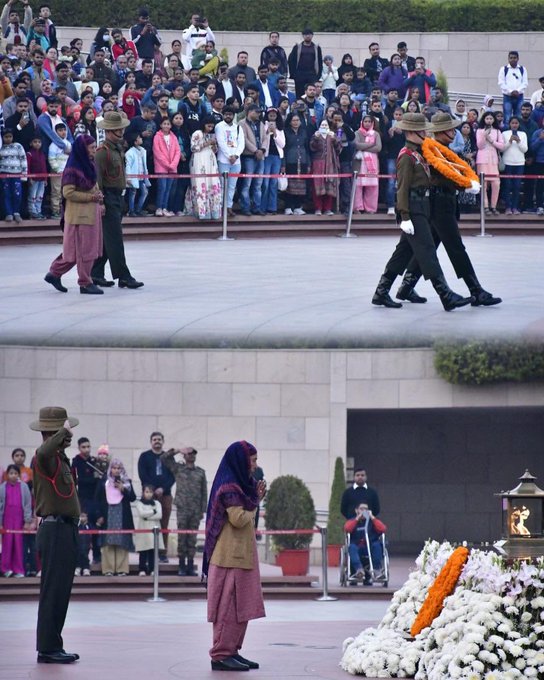 In NOK Ceremony Mrs Kalawati w/o Rfn Mohan Lal, paid homage to Bravehearts at NWM on 21 Dec 24