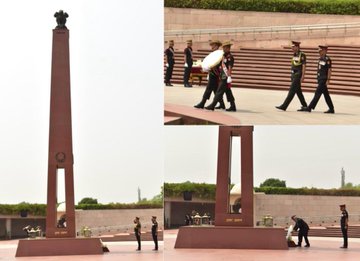  Lt Gen Vivek Kashyap, PVSM,AVSM,VSM,DG Armd Corps & Gen paid homage at NWM on 01 May 25