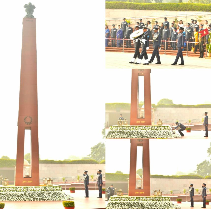 AVM Srinivas Choudary Venigalla, AVSM, VM, SAASO HQ MC, IAF, paid homage at NWM on 17 Dec 25