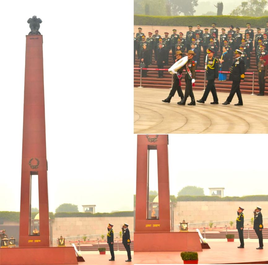  Lt Gen Kanwar Vinod Kumar, AVSM, SO-in-C & Sr Col Comdt, Corps Sig. paid homage at NWM on 31 Dec 25