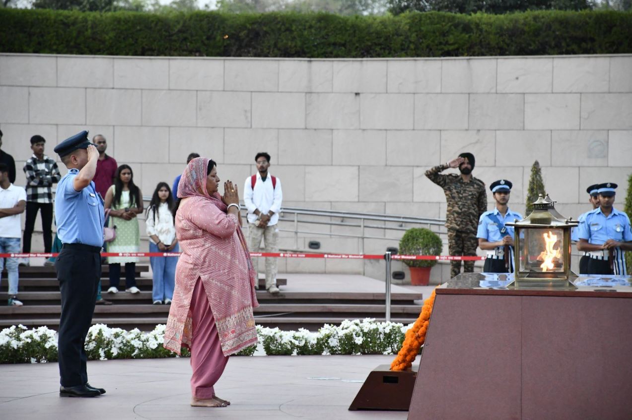 In a solemn NOK ceremony Mrs Lalita Kumari w/o Sub Dhian Singh, SC, paid homage at NWM on 16 Mar 26