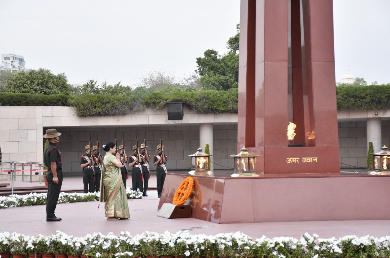 In a solemn NOK ceremony Mrs. Babita Rana w/o Rfn Balbir Singh Rana, paid homage at NWM on 26 Mar 26