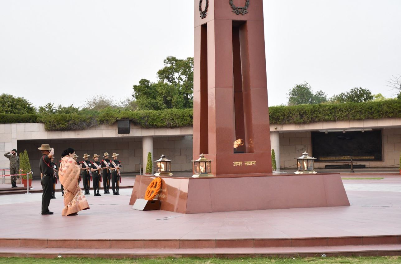 In a solemn NOK ceremony Mrs. Janti Devi w/o Sub Kelash Singh, paid homage at NWM on 27 Mar 26