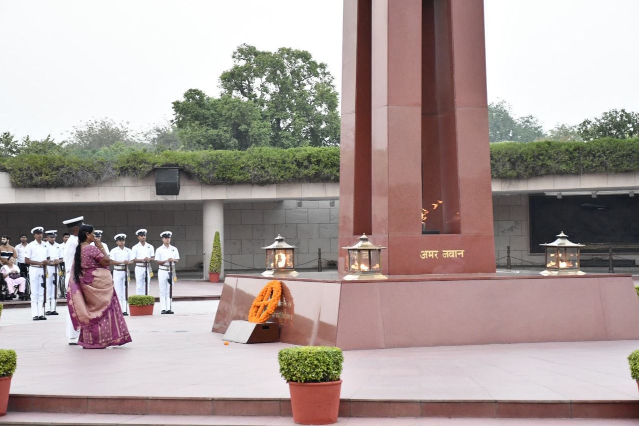 In a solemn Next-of-Kin ceremony Mrs. Saratha w/o Nb Sub Arivozhi P, paid homage at NWM on 29 Mar 26
