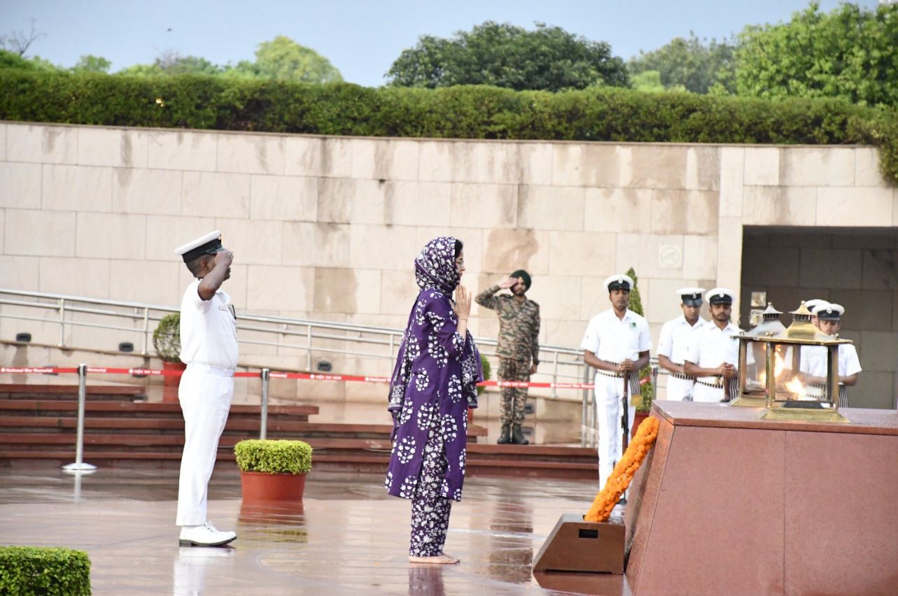 In NOK ceremony Mrs Lalita Pandey w/o Hav Puran Chandra Pandey, paid homage at NWM on 31 Mar 26