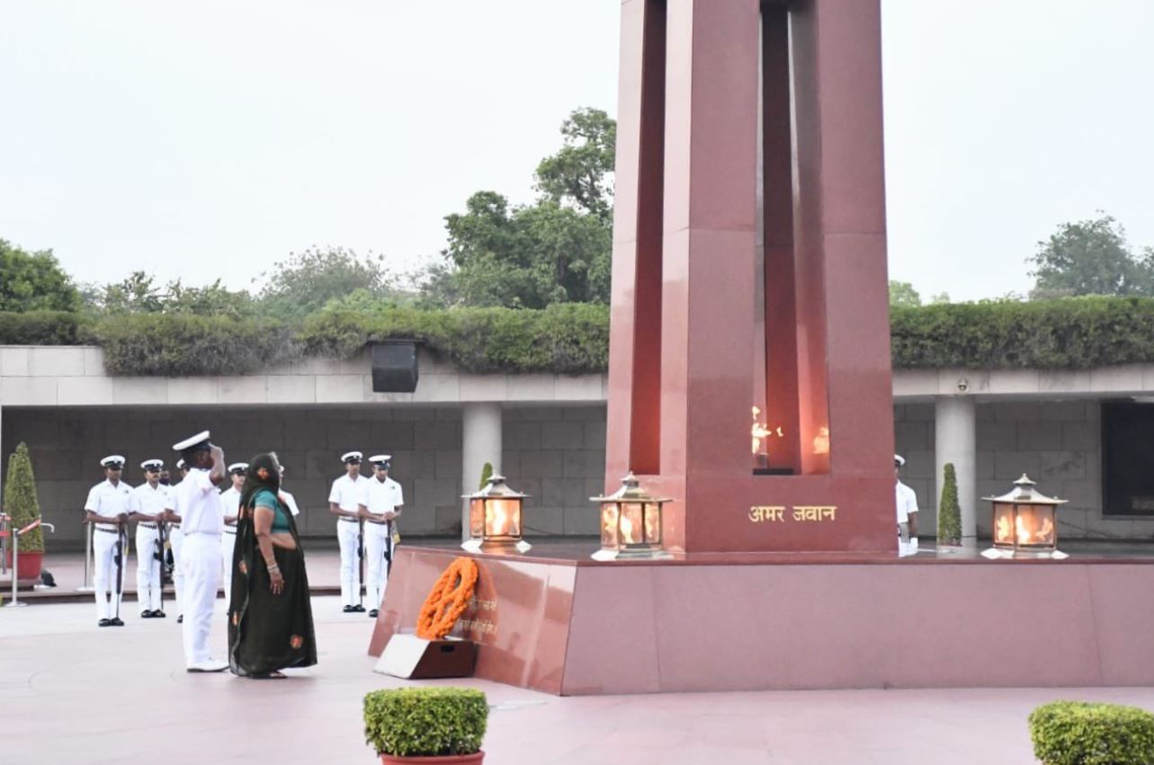 In a solemn NOK ceremony Mrs Nirmala Devi w/o Bansi Lal, ME-II, paid homage at NWM on 01 Apr 26