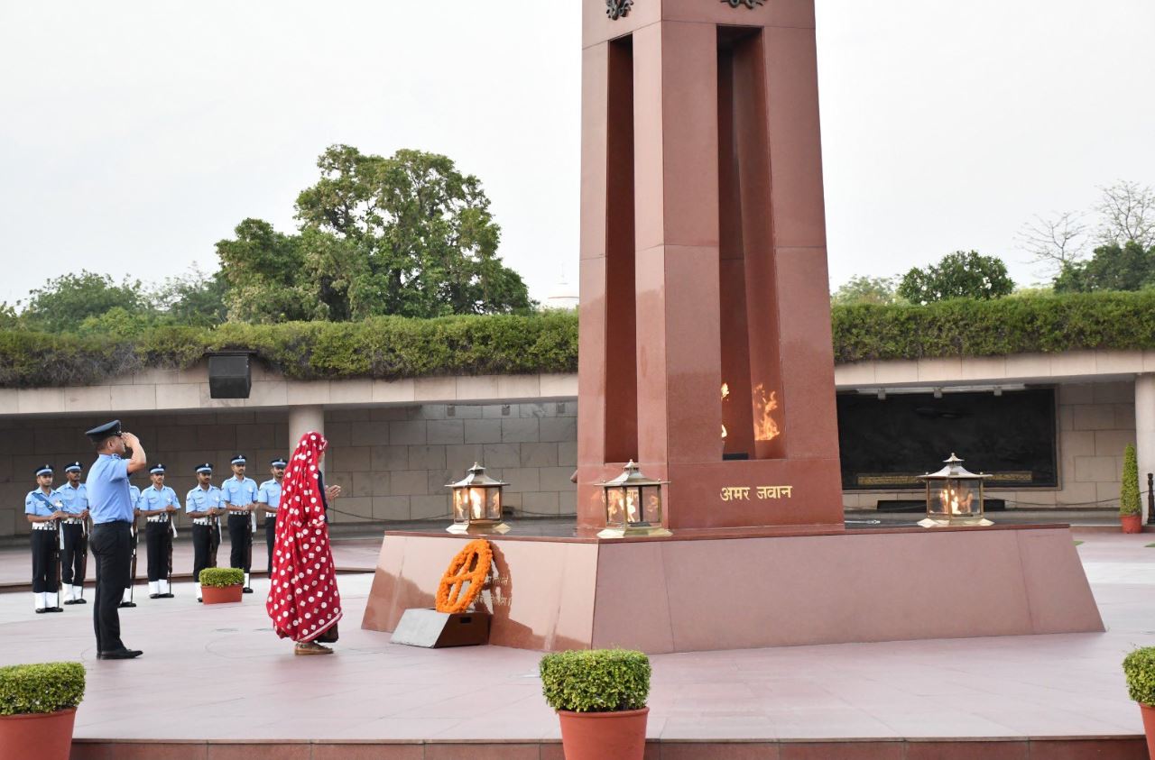 In a solemn NOK ceremony Mrs Mosmi w/o Gdr Hukum Singh Meena, SM, paid homage at NWM on 09 Apr 26