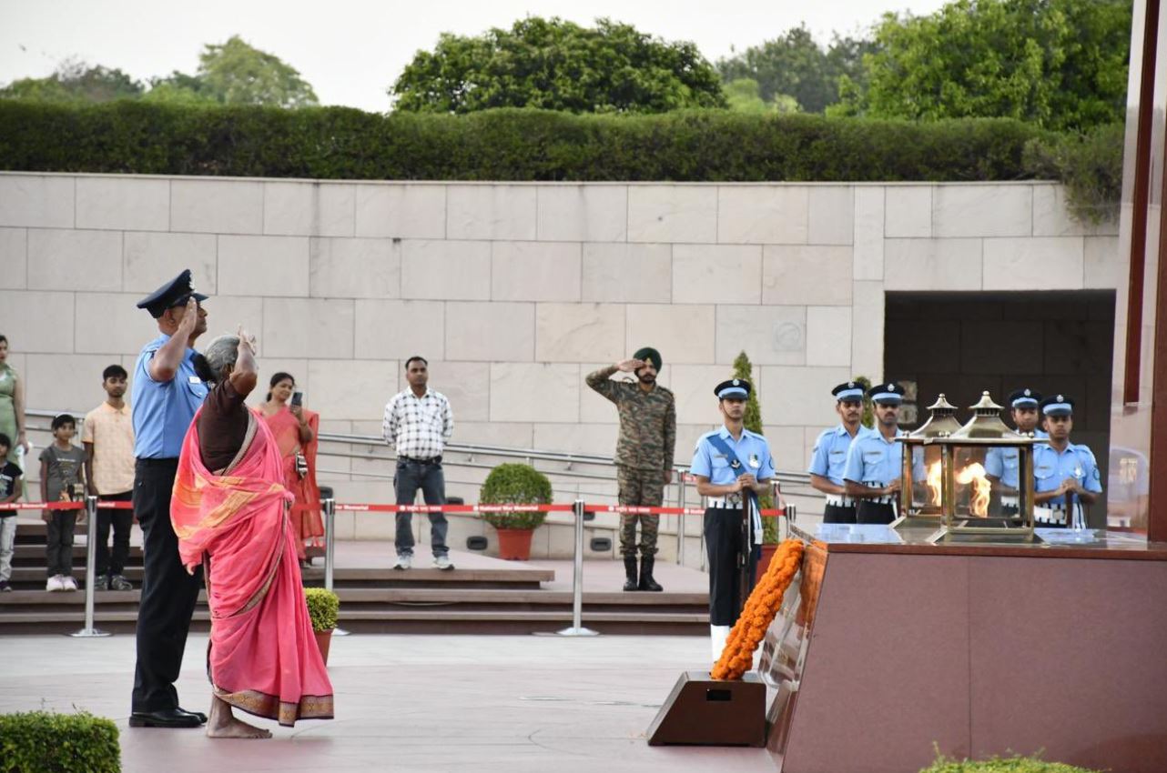 In NOK ceremony Mrs Sulochana Sadashiv Bait w/o LNk Sadashiv Bait, paid homage at NWM on 10 Apr 26