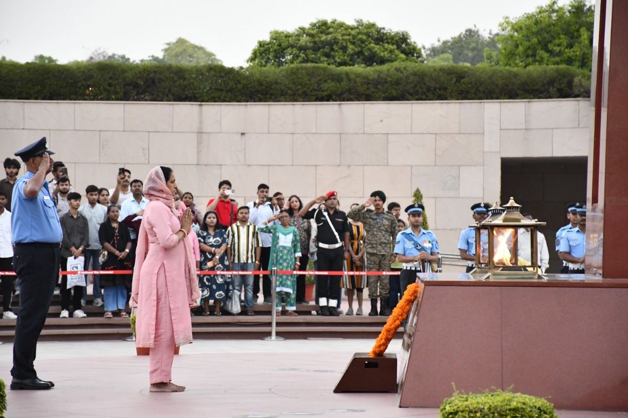 In a solemn NOK ceremony Mrs Naresh Devi, W/o LNk Rajpal Singh, paid homage at NWM on 11 Apr 26