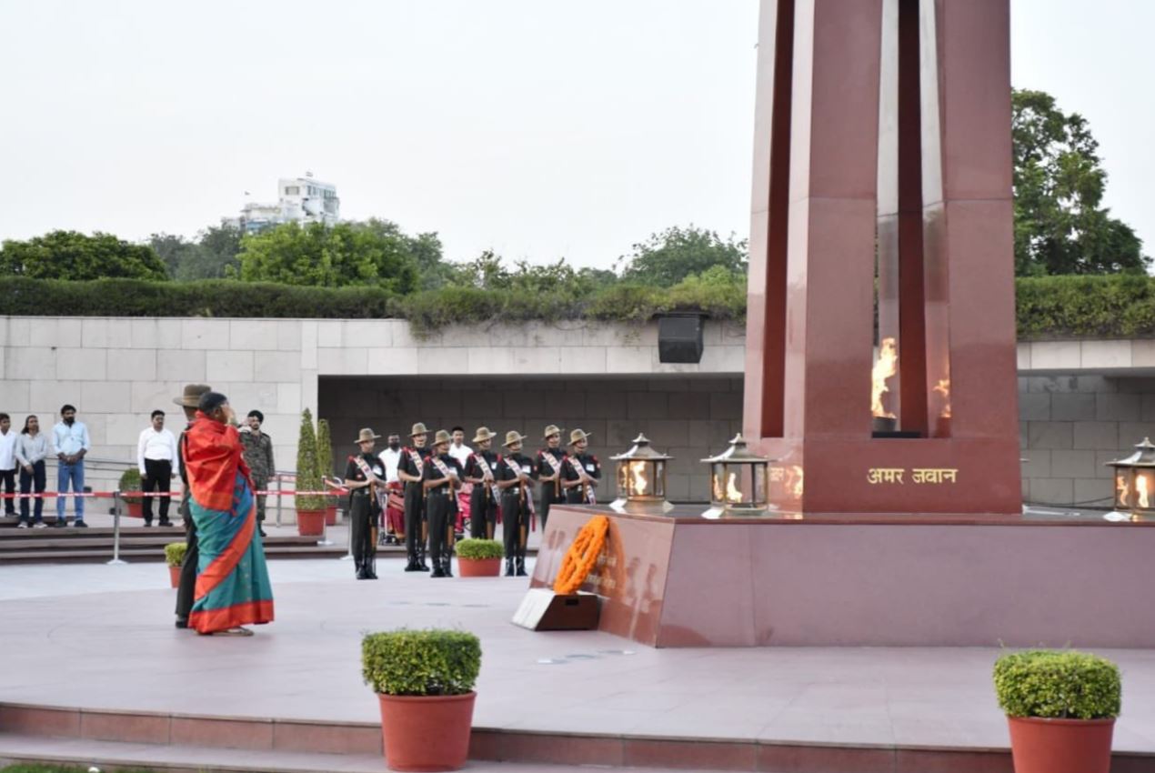 In a solemn NOK ceremony Mrs Anita w/o LNk Ravso Rangrao Patil paid homage at NWM on 13 Apr 26