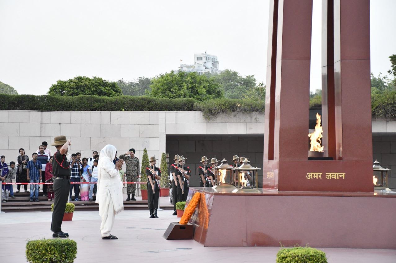 In a solemn NOK ceremony Mrs Darshan Kaur w/o Sep Sawinder Singh, paid homage at NWM on 14 Apr 26