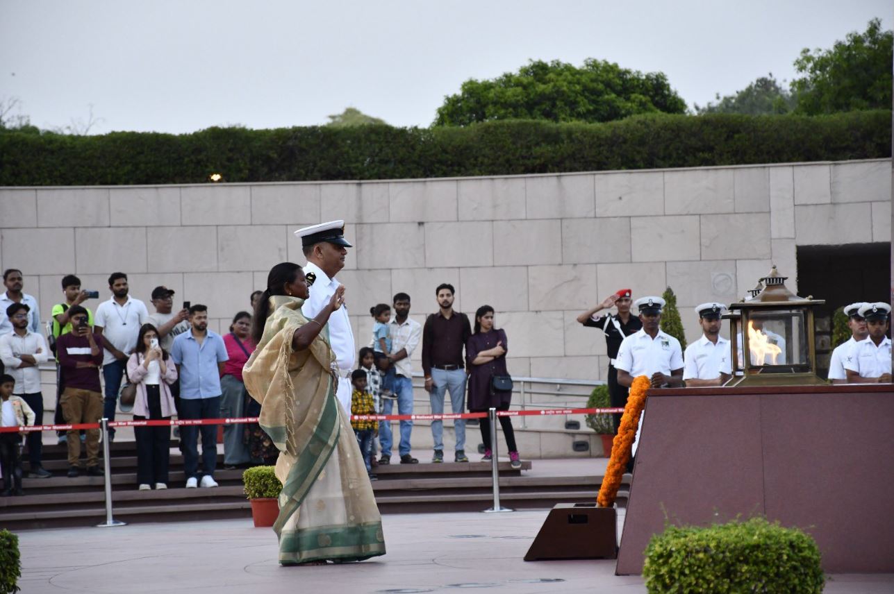 In NOK ceremony Mrs Grace Kispotta w/o Sep Jacob Kispotta, KC, paid homage at NWM on 19 Apr 26