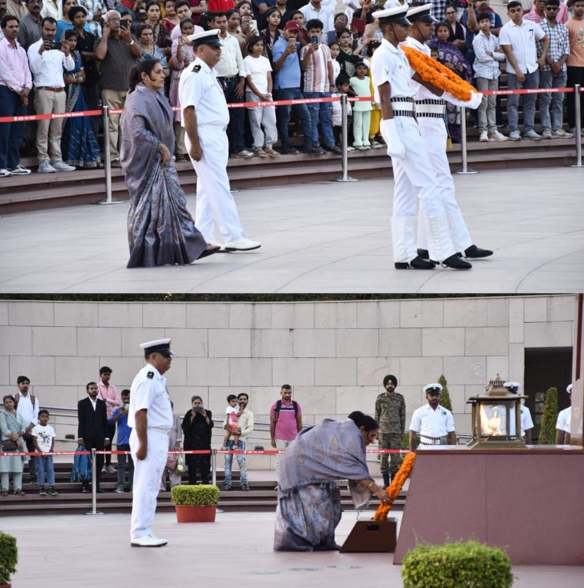 In a solemn NOK ceremony Mrs Dharmshila Devi w/o Sep Santosh Yadav, paid homage at NWM on 20 Apr 26