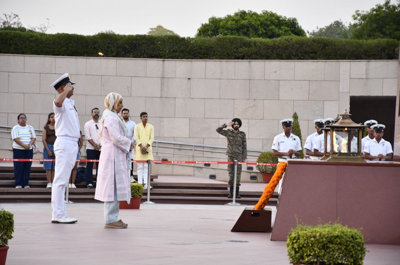 In a solemn NOK ceremony Mrs Zarina Akhtar w/o L Nk G H Mohd Khan, paid homage at NWM on 23 Apr 26