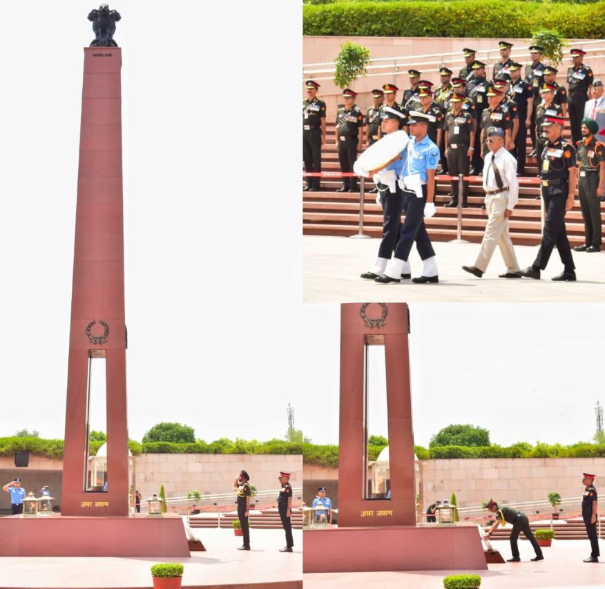  Lt Gen Vipul Shinghal, DCOAS (IS&T), Lt Gen PP Singh, DG Armd Corps paid homage at NWM on 30 Apr 26