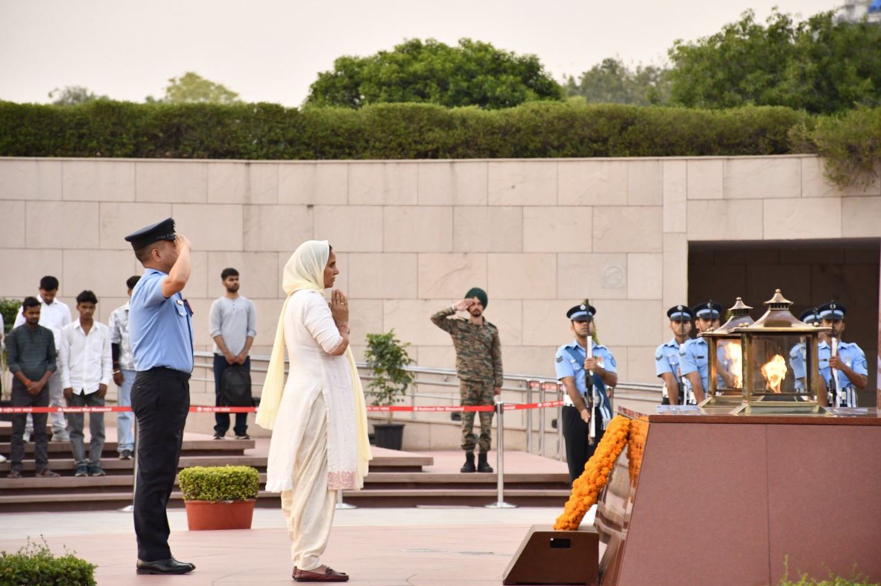 In a solemn NOK ceremony Mrs Sunil Patter w/o Nk Rajbeer Singh, paid homage at NWM on 30 Apr 26