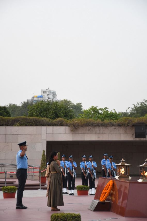 In a solemn NOK ceremony Mrs Tashi Spaldon W/o Hav Dorjay Galtsan paid homage at NWM on 21 May 26