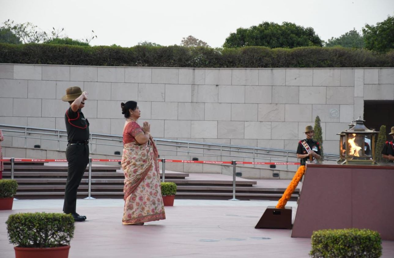 In a solemn NOK ceremony Mrs Hira Kumari w/o Hav Pradip Kumar, paid homage at NWM on 26 May 