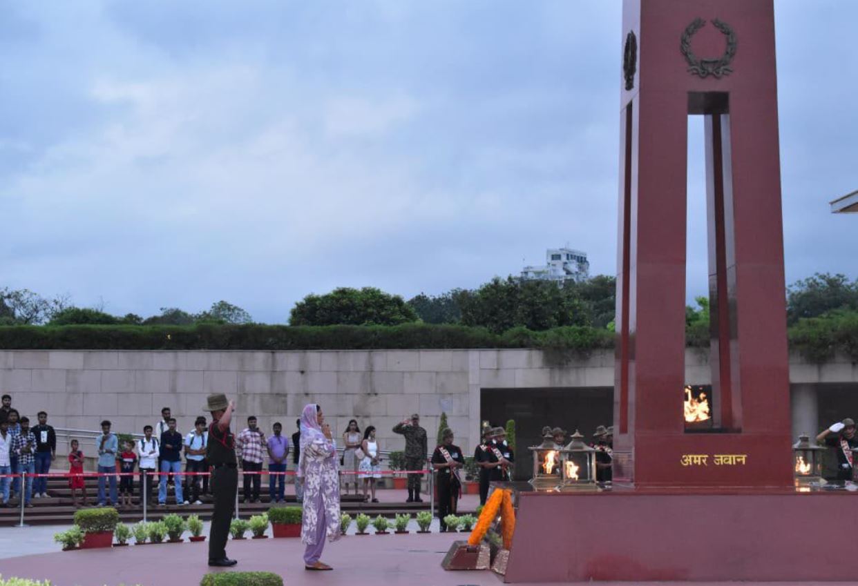 In a solemn NOK ceremony Mrs Veshno Devi w/o L Hav Tara Chand, paid homage at NWM on 09 Jul 26