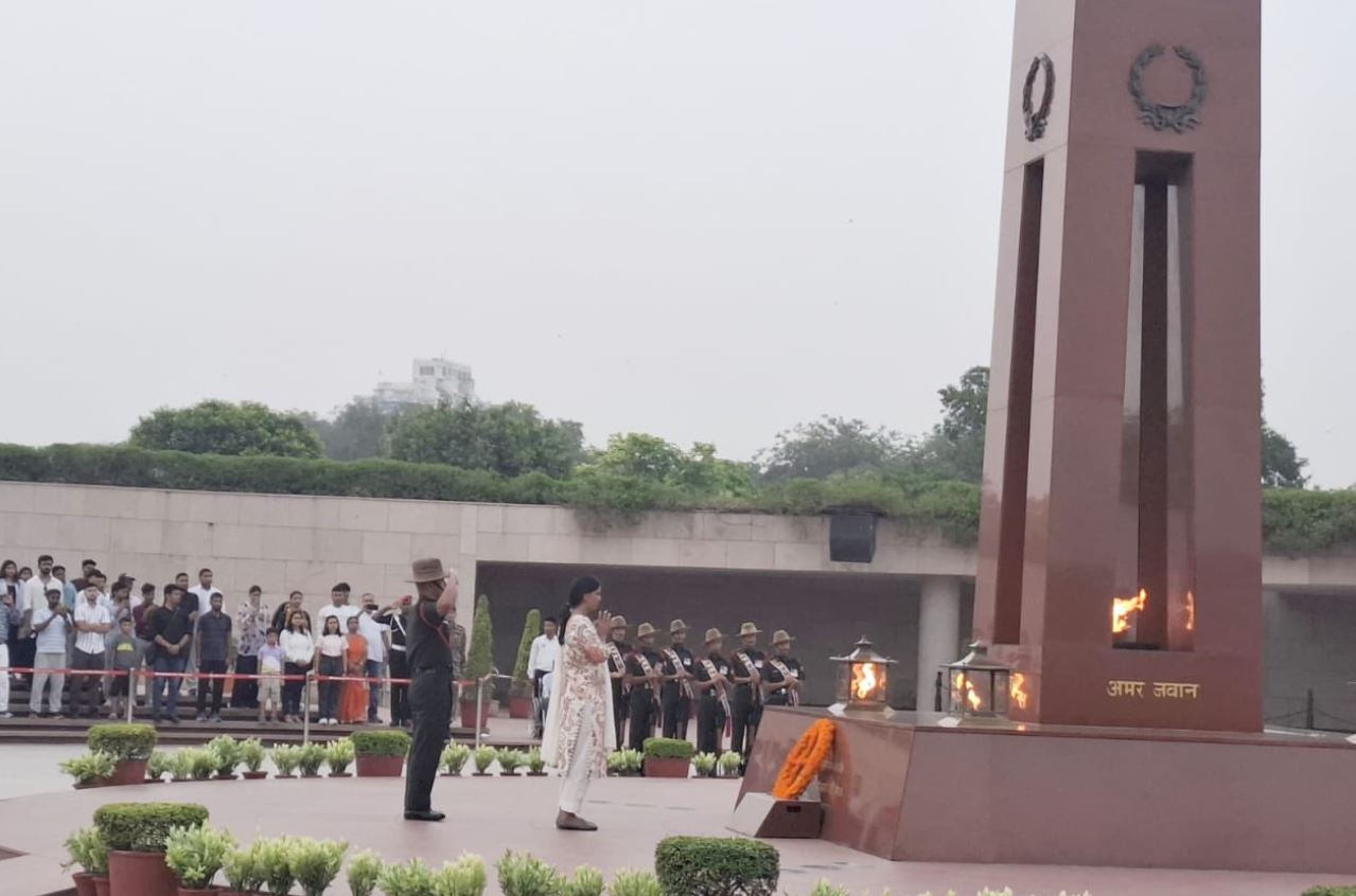 In a solemn NOK ceremony Mrs Usha Devi W/o Rfn Davinder Singh, SC, paid homage at NWM on 11 Jul 26