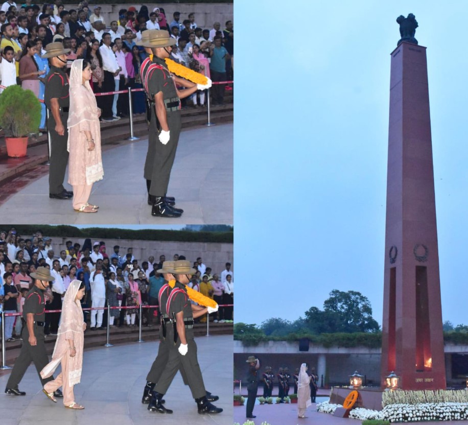 In a solemn NOK ceremony Mrs Nasrin Begum, w/o LNk Abdul Khalik, SM, paid homage at NWM on 28 Jul 26