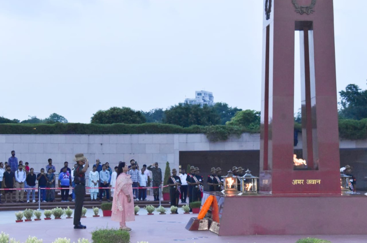 In NOK ceremony Mrs F D Qureshi w/o Capt Q M Aslam Islam, SM, paid homage at NWM on 31 Jul 26