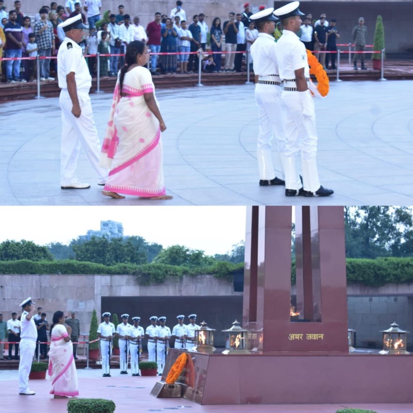 In a solemn Next-of-Kin ceremony Mrs Kamachi W/o LNk k Damodaran, paid homage at NWM on 08 Aug 26