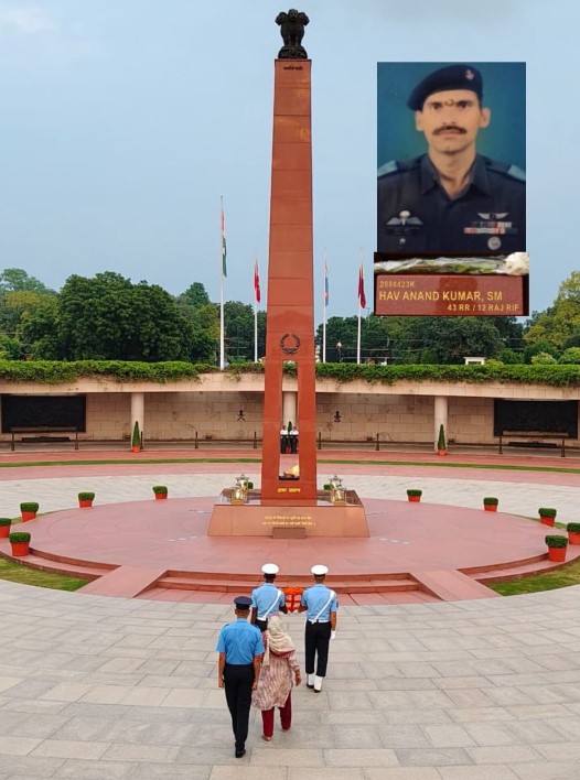 In a solemn NOK ceremony Mrs Rajani Devi w/o Hav Anand Kumar, SM, paid homage at NWM on 11 Aug 26