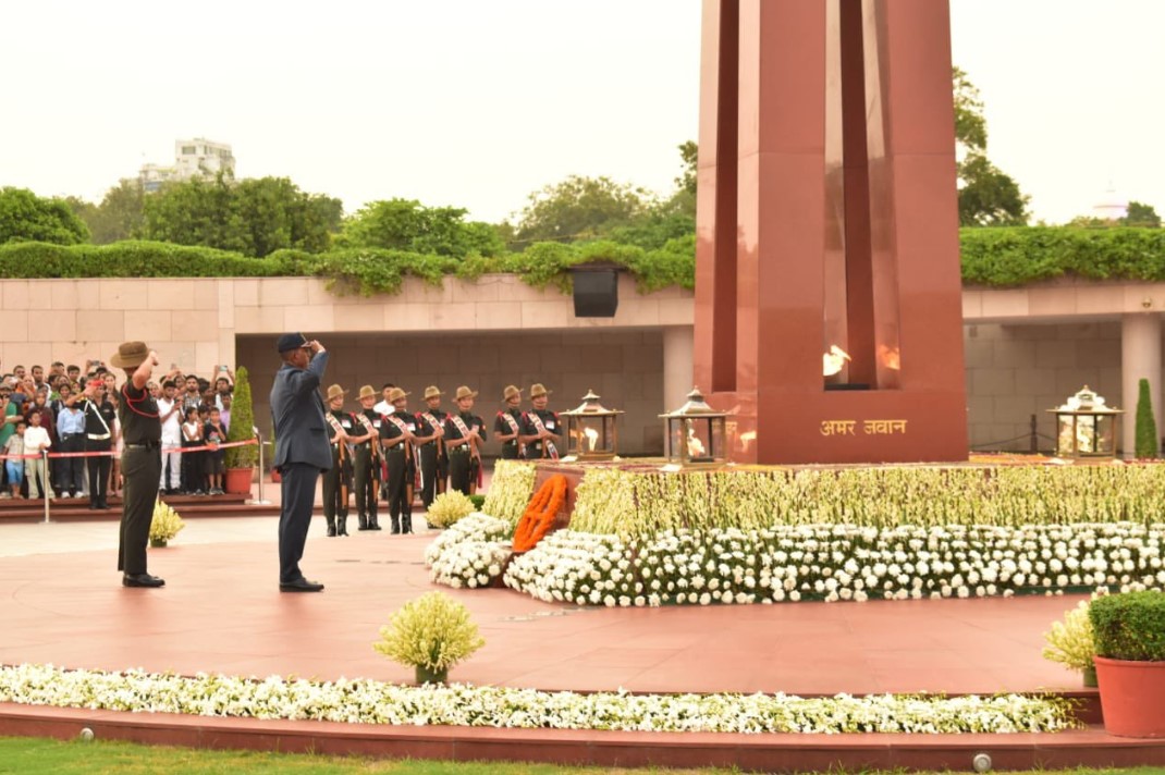In a solemn NOK ceremony Hav Zulfi RAM (Retd) b/o Sep Gariboo Ram, paid homage at NWM on 16 Aug 26
