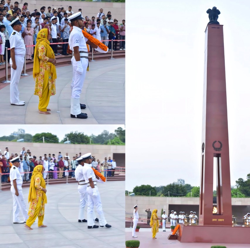 In Next-of-Kin ceremony Smt. Roshni Devi w/o Naik Birender Singh, paid homage at NWM on 18 Sep 26